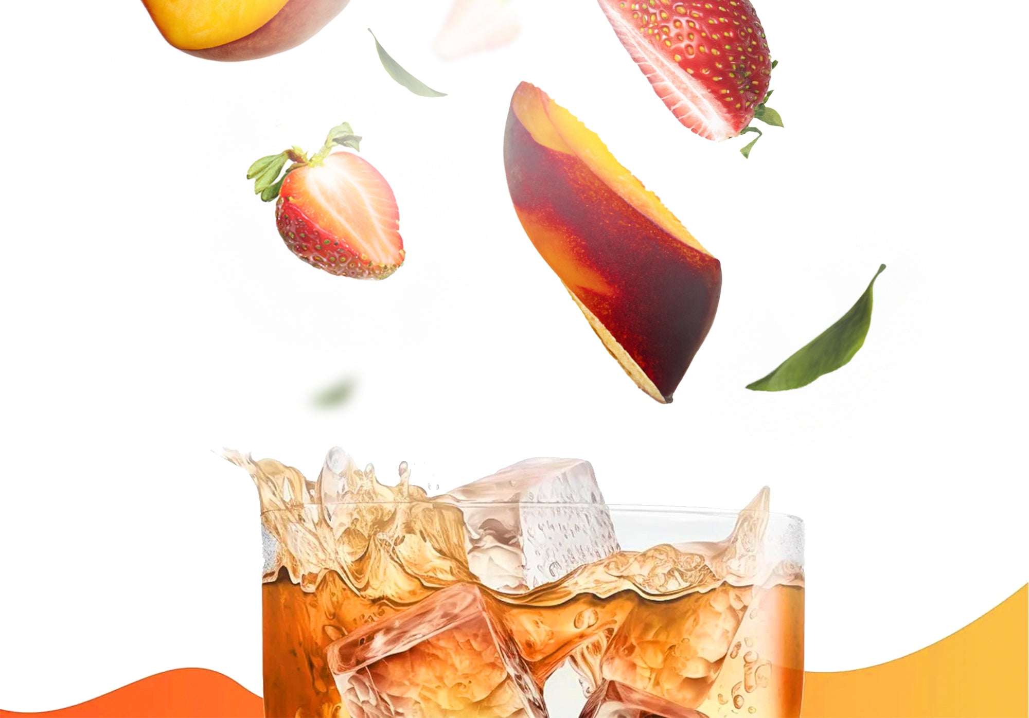 Photographie studio d'un verre de thé glacé avec des fruits qui tombent